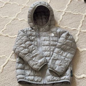 North Face Grey quilted pattern jacket with build in hand mits